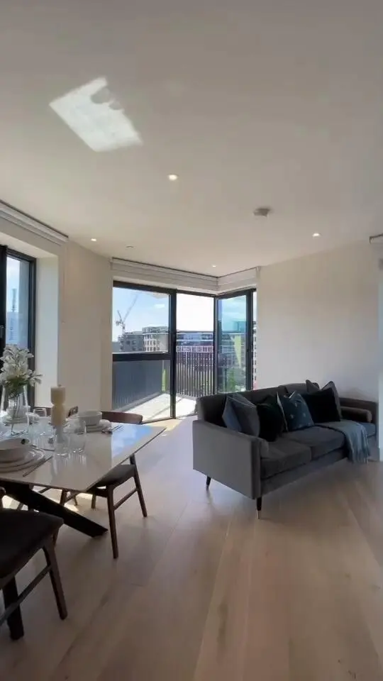 伦敦大窗阳台 明亮2b2b 找下任租客～