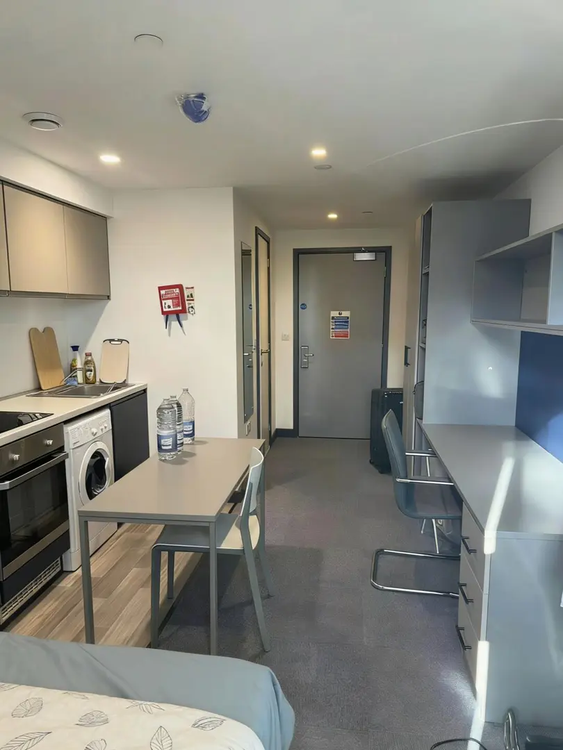 利兹City 转一间大窗 studio 带洗烘