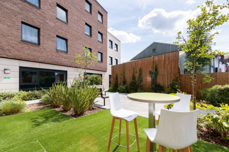 伦敦金斯顿广场，留学新生必住之选