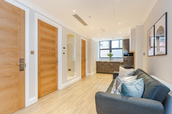 伦敦大学国王学院留学费用：详细分析与经济规划