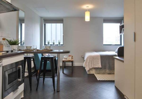 布里斯托大学离帝国理工大学有多远？