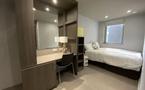 住在UniLodge VU的24小时：从屋顶露台晨光到篮球场傍晚的日常