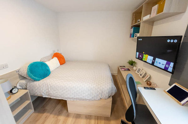 Things to check before signing a lease in London,London student housing early bird discounts